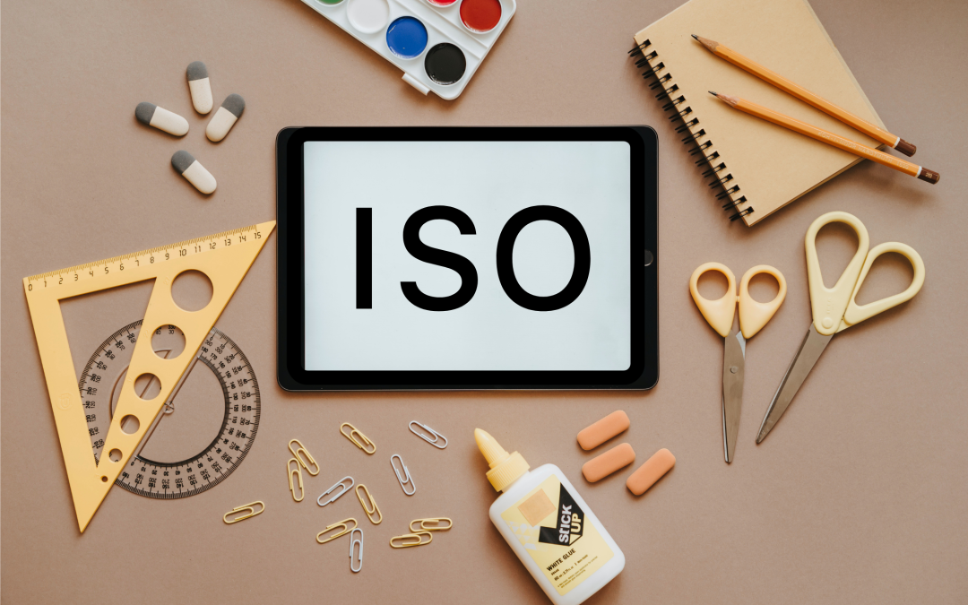 Tablen con titulo ISO y material educativo encima de la mesa